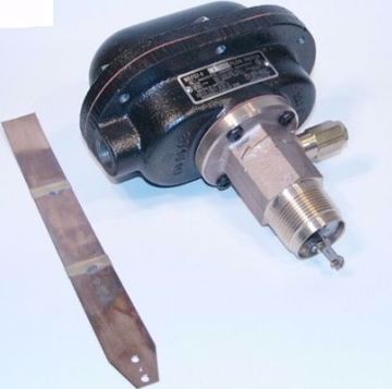 Picture of FS7-4WL FLOW SWITCH 1-1 4 NPT, SPDT Snap Switch, Industrial Liquid Flow Switch for up to 300 PSI Max Pressure with Extended Paddle and Paddle Arm and Trimmable Stainless Steel Paddles and NEMA 4X Enclosure (Part Number 120301)